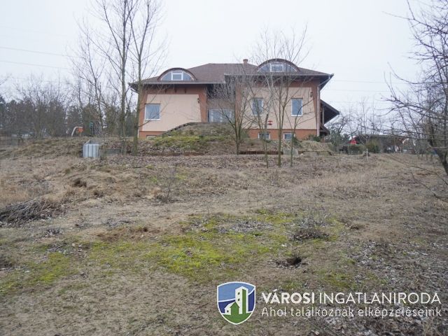 Erdei környezetben új építésű családi ház nagy telken