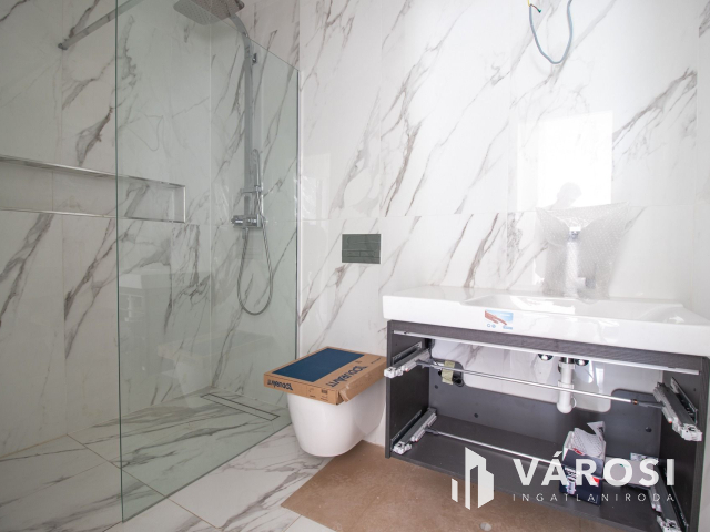 PENTHOUSE BUDAI PANORÁMÁVAL A PÉTERHEGYI LAKÓPARKBAN! F-T-1