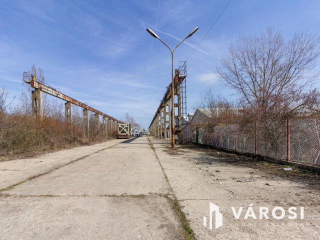 Hódmezővásárhelyen ipari övezetben csarnokok.