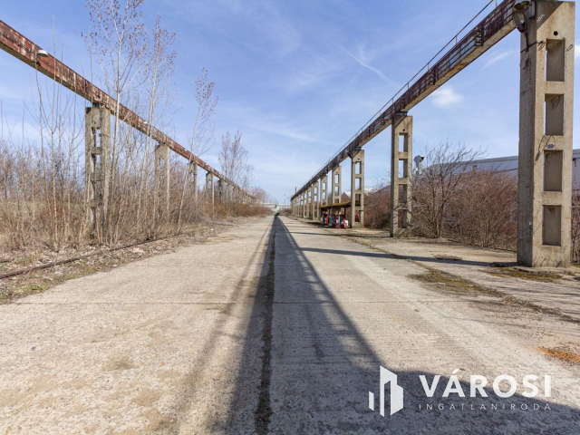 Hódmezővásárhelyen ipari övezetben csarnokok.