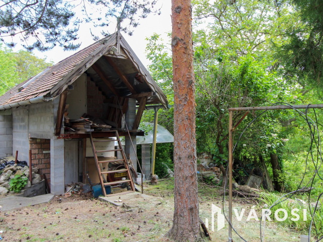 Megosztható telek, két családi házzal Únyon