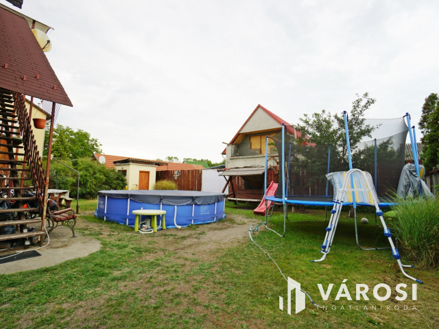 Két lakásos családi ház teljes szuterénnel eladó