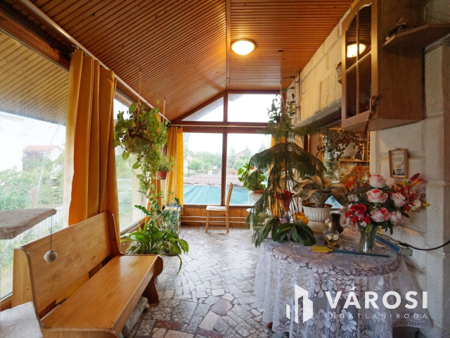 Két lakásos családi ház teljes szuterénnel eladó