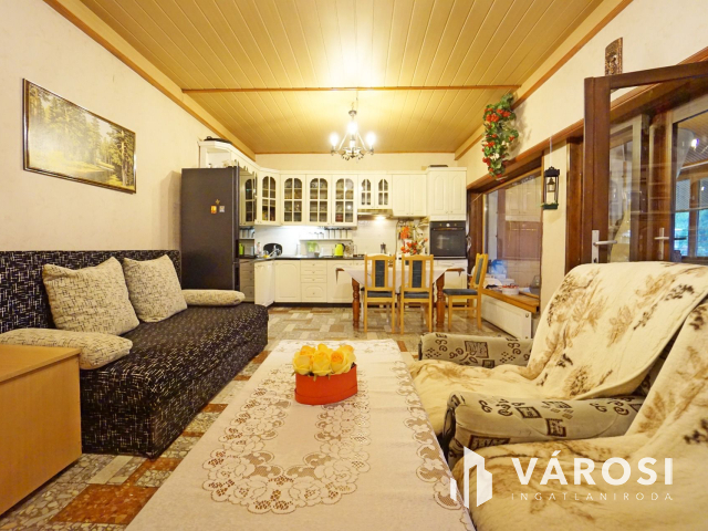 Két lakásos családi ház teljes szuterénnel eladó