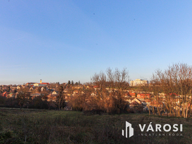 Panorámás építési telek Bajnán eladó
