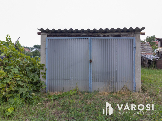 Hatalmas építési telek lakható épülettel Kerepesen!