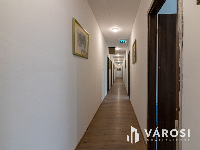 Kiadó 3 szintes 1050 m2-es munkászálló Csepel-Gyártelepen!