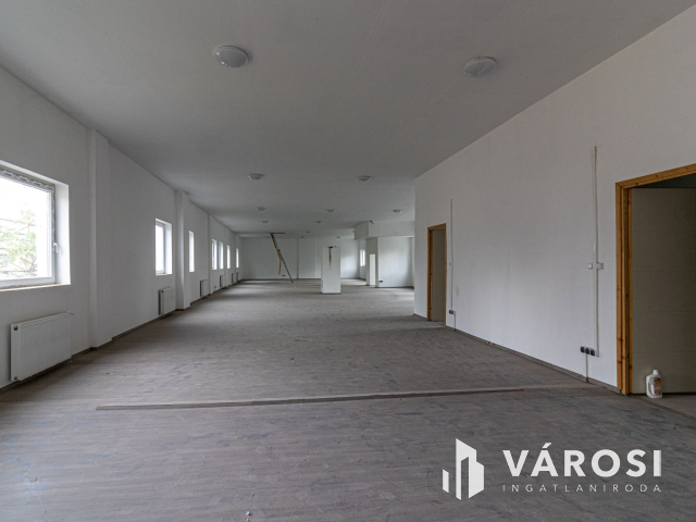 Kiadó 3 szintes 1050 m2-es munkászálló Csepel-Gyártelepen!