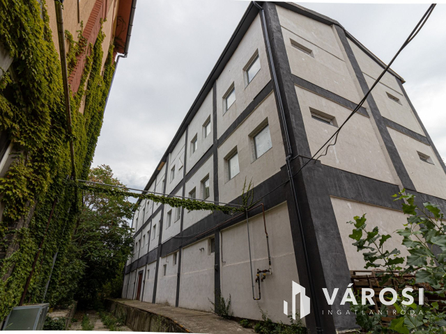 Kiadó 3 szintes 1050 m2-es munkászálló Csepel-Gyártelepen!