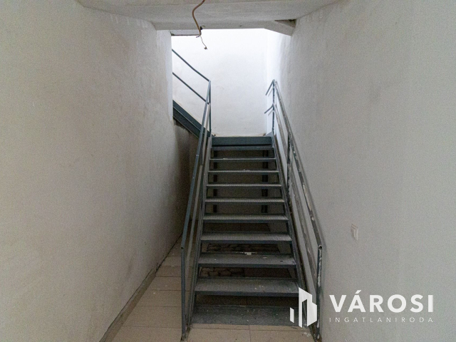 Kiadó 3 szintes 1050 m2-es munkászálló Csepel-Gyártelepen!