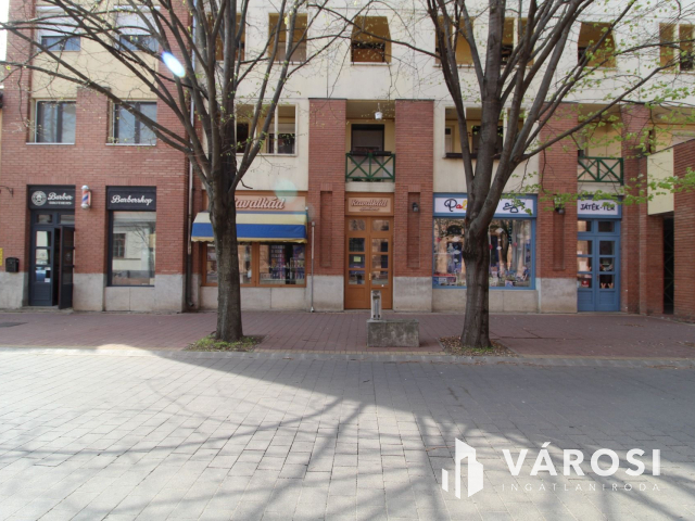 Három üzlethelyiség Szentes központjában