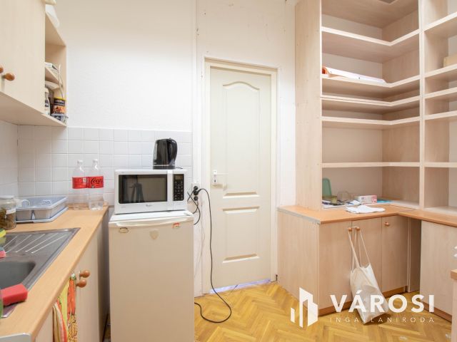 Telephely irodaházzal, 180 m2-es üzlettel és parkolókkal