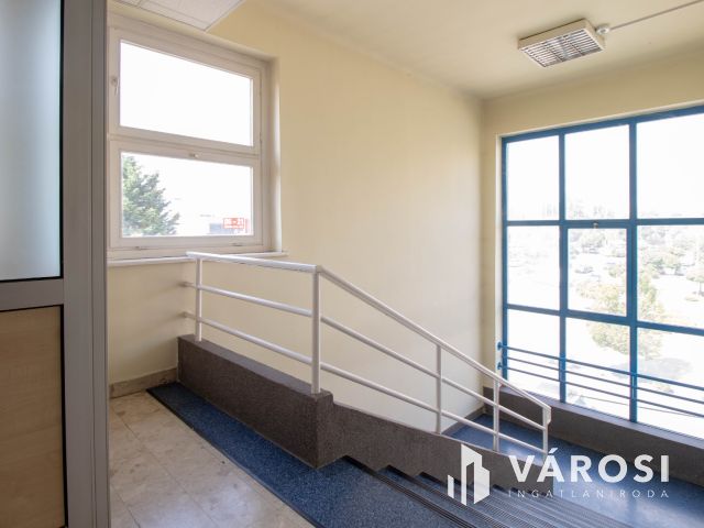 Telephely irodaházzal, 180 m2-es üzlettel és parkolókkal