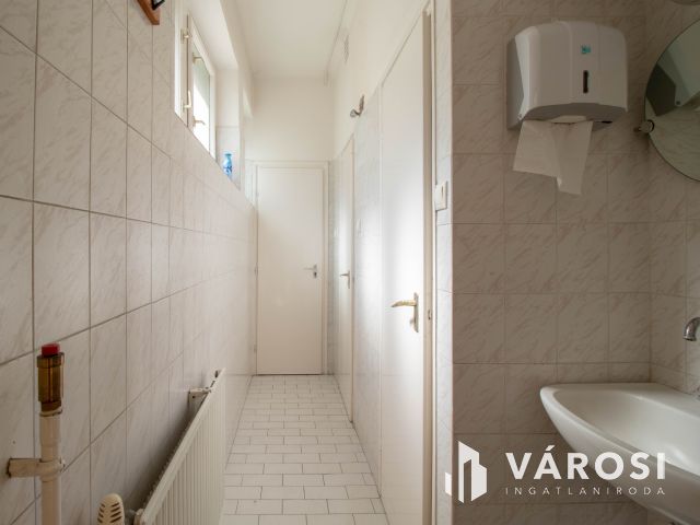 Telephely irodaházzal, 180 m2-es üzlettel és parkolókkal