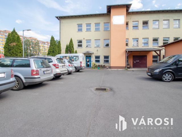 Telephely irodaházzal, 180 m2-es üzlettel és parkolókkal