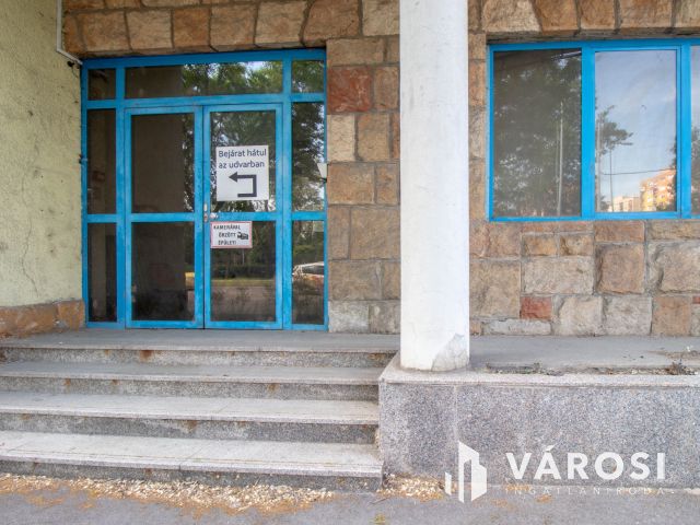 Telephely irodaházzal, 180 m2-es üzlettel és parkolókkal