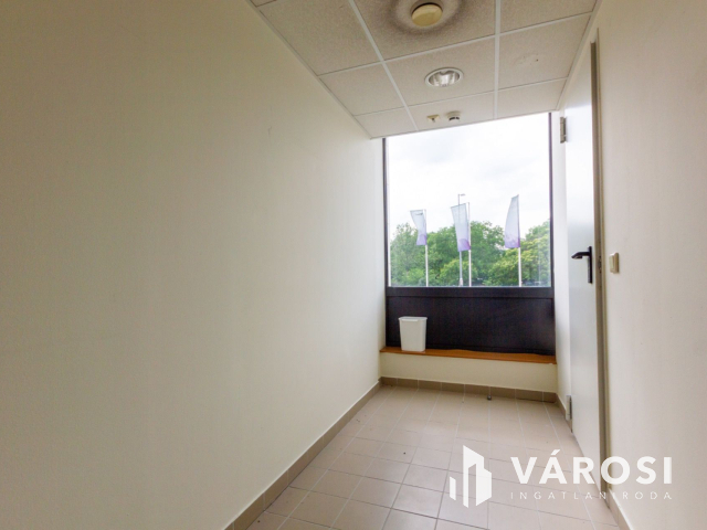 Tágas, világos irodahelyiség kiadó Békásmegyeren