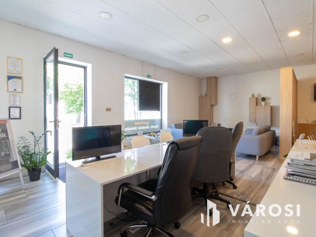 Igényesen felújított, utcai bejáratú, 178 m2-es iroda eladó