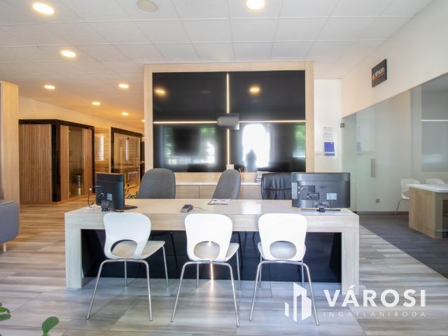 Igényesen felújított, utcai bejáratú, 178 m2-es iroda eladó
