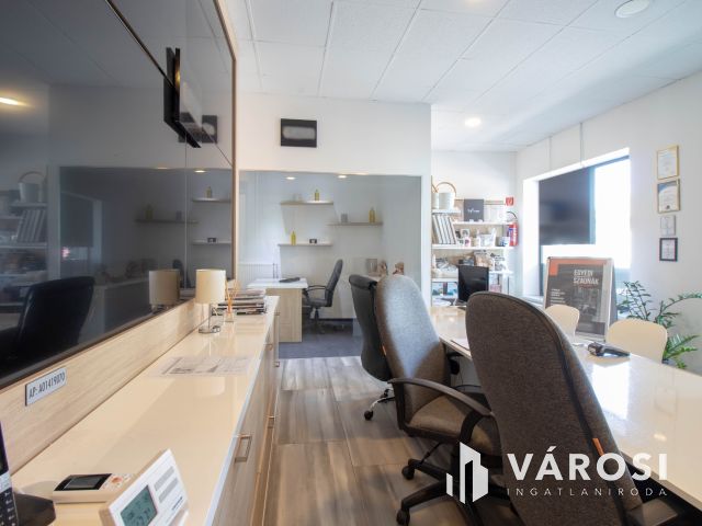 Igényesen felújított, utcai bejáratú, 178 m2-es iroda eladó
