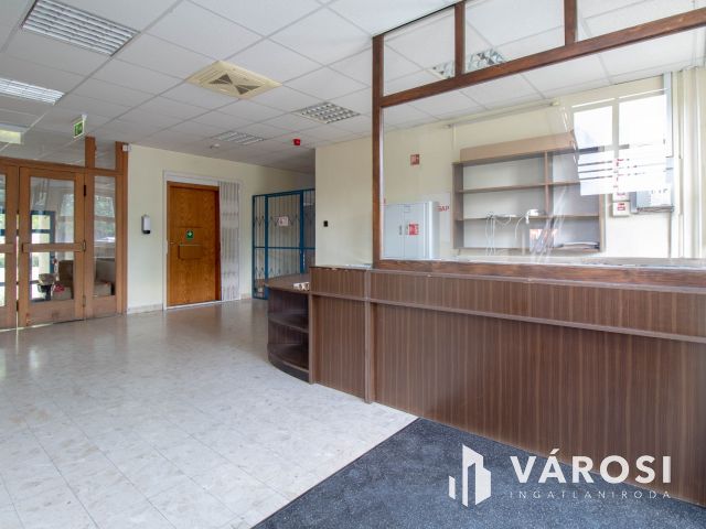 180 m2-es üzlet eladó 3 szintes irodaházzal, raktárakkal