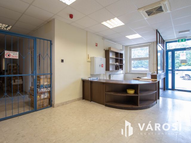 180 m2-es üzlet eladó 3 szintes irodaházzal, raktárakkal