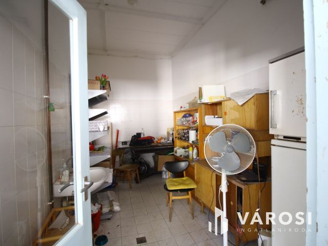 Kisteleken, központi üzlethelyiséget kínálok