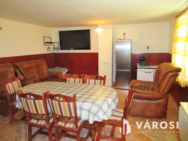 Felújított, belvárosi, polgári ház, hatalmas terasz, garázs!