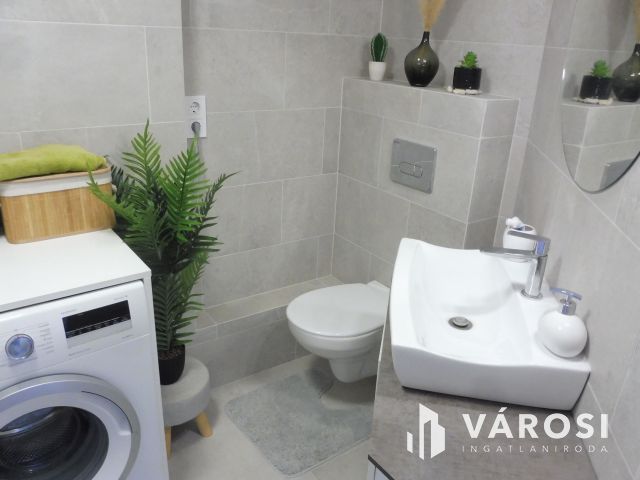 Újszeged legkedveltebb utcájában,minőségi szép lakás eladó.