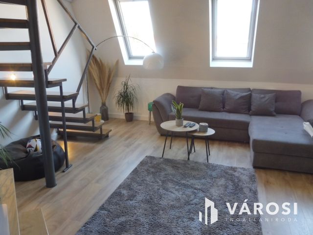 Újszeged legkedveltebb utcájában,minőségi szép lakás eladó.