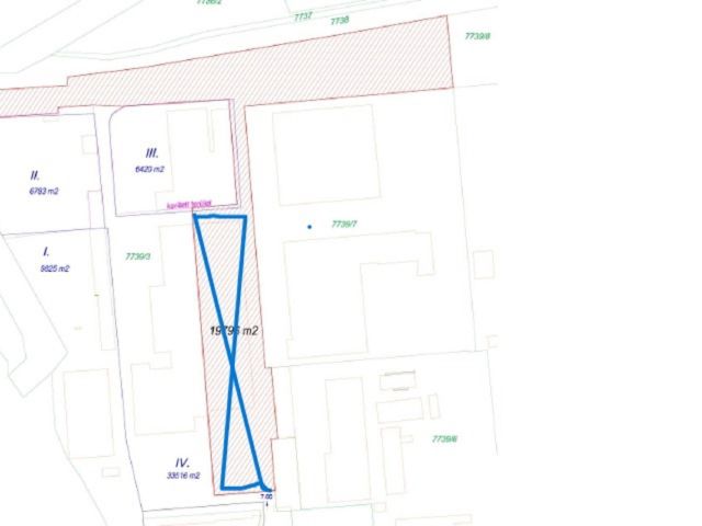 Hódmezővásárhelyen ipari övezetben csarnokok.