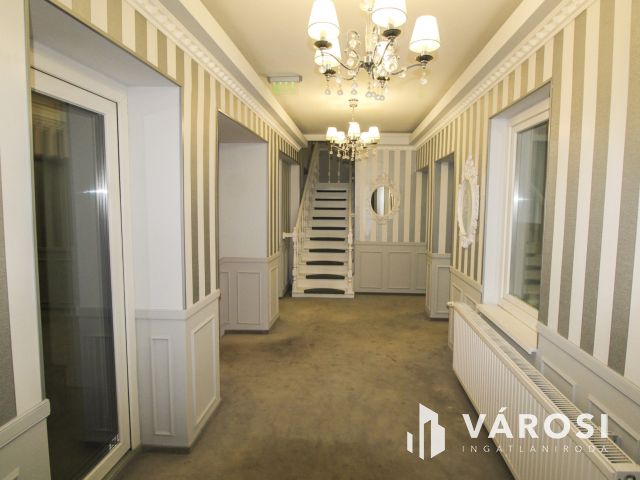 Háromszintes hotel, üzemeltetővel együtt eladó!