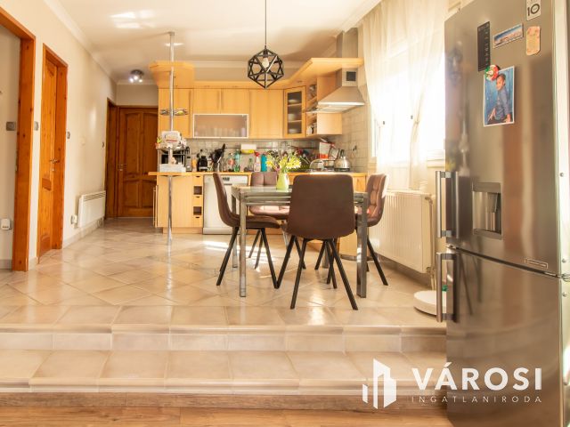 Felűjításmentes , kiváló állapotú ház Pócsmegyeren