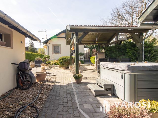 Felűjításmentes , kiváló állapotú ház Pócsmegyeren