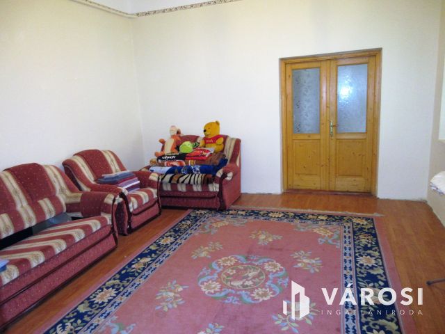 Felújított, belvárosi, polgári ház, hatalmas terasz, garázs!