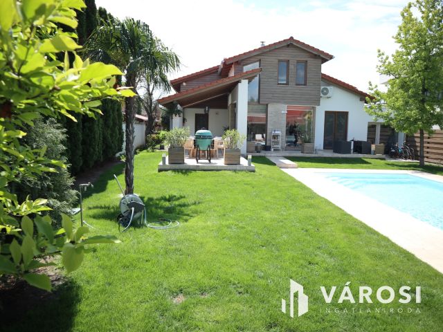 Újszeged csendes utcájában Exkluzív családi ház!