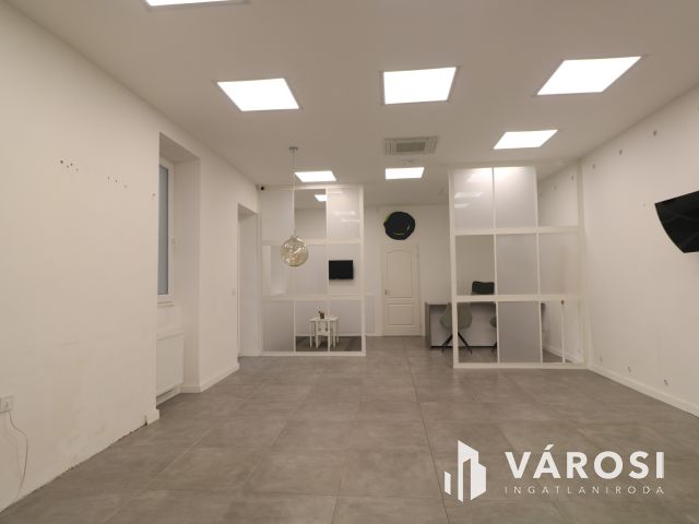 Impozáns üzlethelyiség szeged belvárosában.