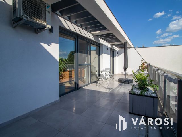 Luxus penthouse lakás Velencén