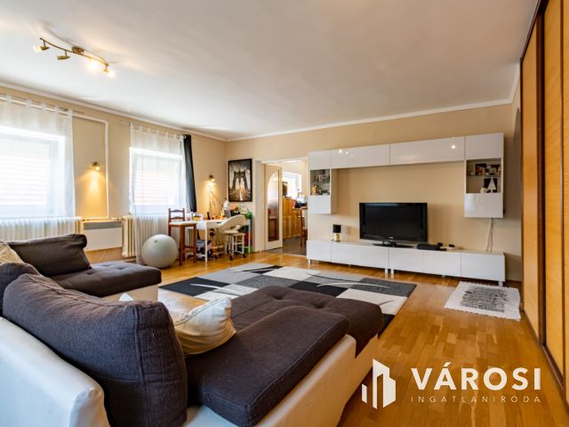 Pilisszentkereszten, három lakásos, családi ház eladó