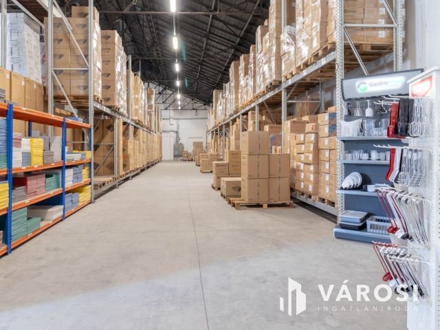 600 m2-es raktár polcrendszerrel, irodával, mosdóval kiadó