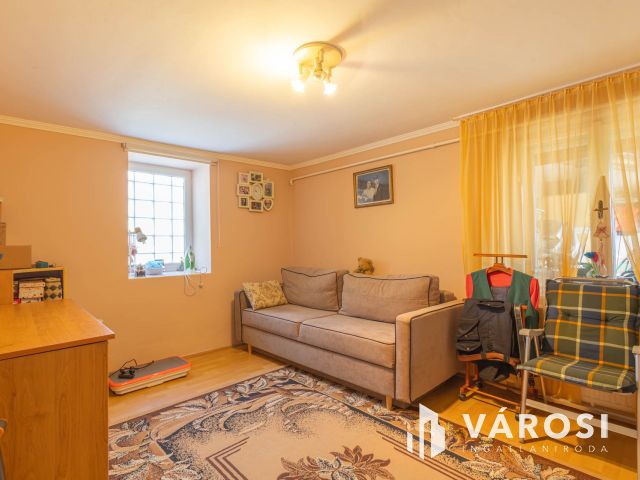 Nagy ház több garázzsal, még több lehetőséggel!