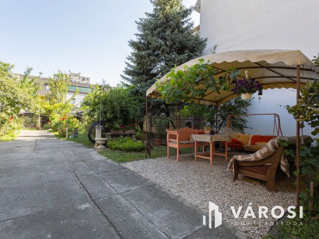 Nagy ház több garázzsal, még több lehetőséggel!