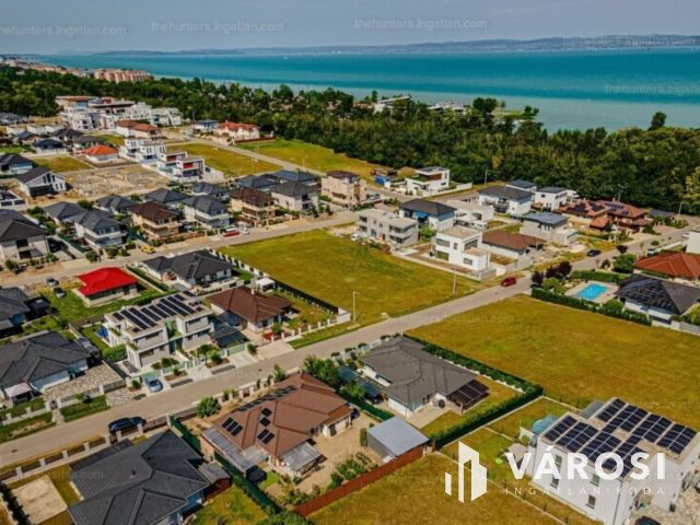 Újszerű, kiváló ikerfél Siófok Sóstón eladó