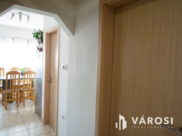 Nagy telkes, szuterénes családi ház eladó