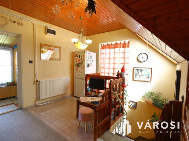 Kétgenerációs téglaház a Jókain.