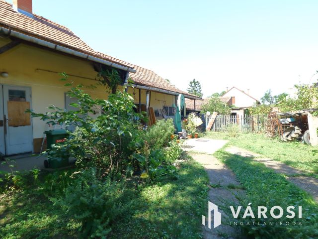 Kétgenerációs téglaház a Jókain.