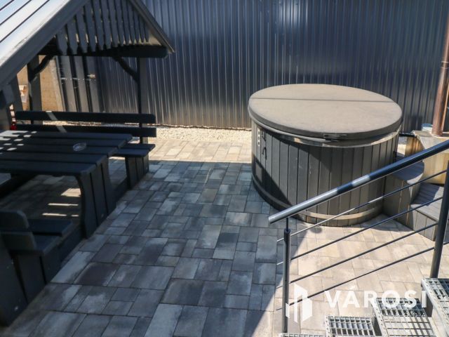 Felújított, működő apartman eladó