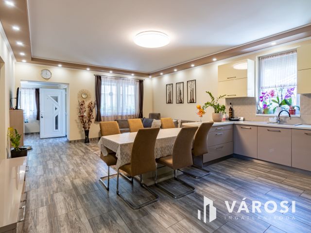 Két  ház, egy telken,  erdő mellett Szigethalmon eladó