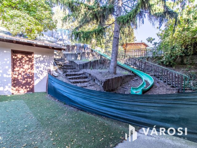 Duna parti családi otthon nagy telekkel