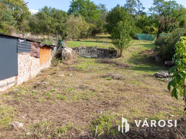 Panorámás telek Úny szívében